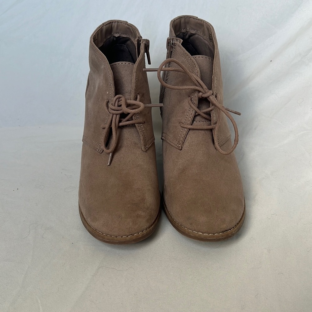 Universal Threads size 8 women’s booties.